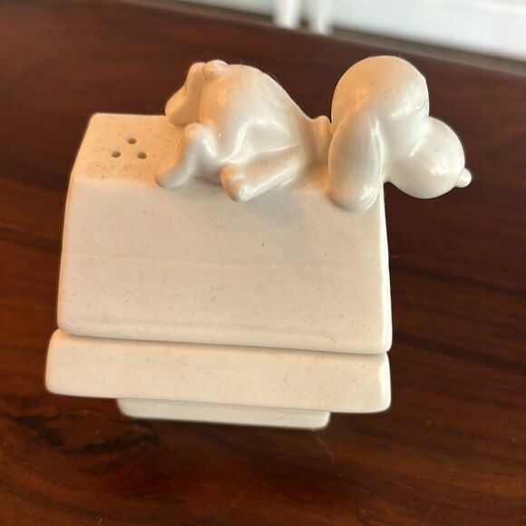 Snoopy Peanuts Hallmark Collectible Neutral white salt and pepper shaker set EUC - Picture 4 of 8